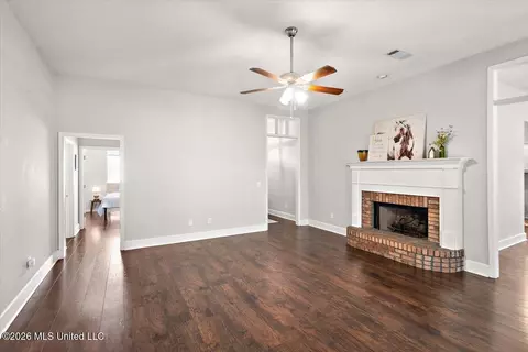 Living - 559 Spring Hill Dr, Madison, MS 39110 photo 2 of 4