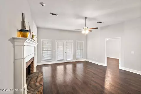Living - 559 Spring Hill Dr, Madison, MS 39110 photo 1 of 4