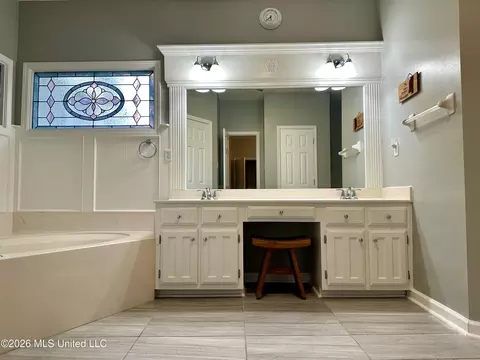 Bath - 1245 Thousand Oaks Dr, Hernando, MS 38632 photo 1 of 4
