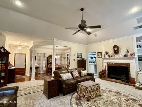 Living - 1245 Thousand Oaks Dr, Hernando, MS 38632 photo 2 of 3