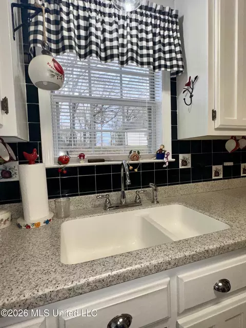 Kitchen - 1245 Thousand Oaks Dr, Hernando, MS 38632 photo 2 of 5