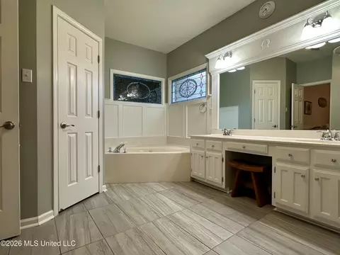 Bath - 1245 Thousand Oaks Dr, Hernando, MS 38632 photo 2 of 4