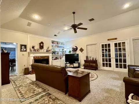 Living - 1245 Thousand Oaks Dr, Hernando, MS 38632 photo 1 of 3