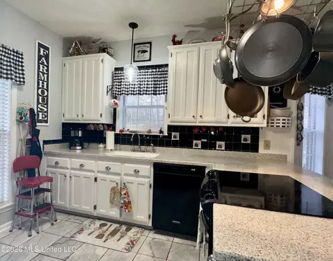 Kitchen - 1245 Thousand Oaks Dr, Hernando, MS 38632 photo 3 of 5