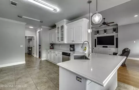Kitchen - 329 Towne St, Brandon, MS 39042 photo 2 of 6
