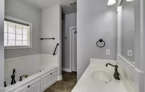 Bath - 329 Towne St, Brandon, MS 39042 photo 4 of 7
