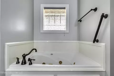 Bath - 329 Towne St, Brandon, MS 39042 photo 5 of 7