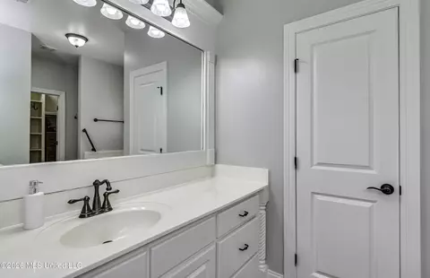 Bath - 329 Towne St, Brandon, MS 39042 photo 3 of 7