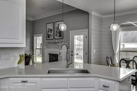 Kitchen - 329 Towne St, Brandon, MS 39042 photo 5 of 6