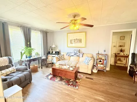 Living - 2221 Long St, Grenada, MS 38901 photo 1 of 3