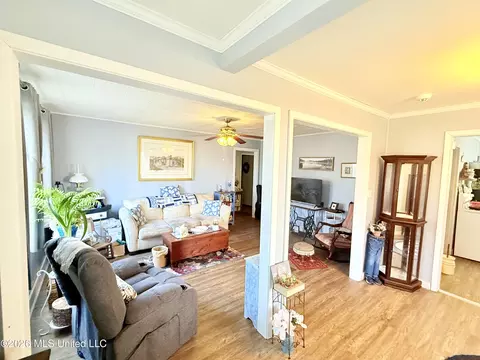 Living - 2221 Long St, Grenada, MS 38901 photo 2 of 3