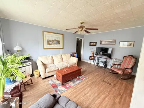 Living - 2221 Long St, Grenada, MS 38901 photo 1 of 1