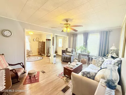 Living - 2221 Long St, Grenada, MS 38901 photo 3 of 3