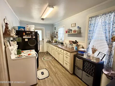 Kitchen - 2221 Long St, Grenada, MS 38901 photo 1 of 1