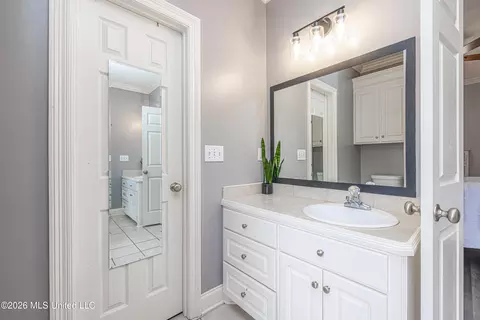 Bath - 677 Parker Pl, Brandon, MS 39042 photo 2 of 6