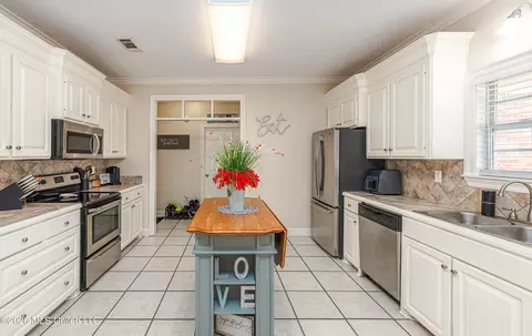 Kitchen - 677 Parker Pl, Brandon, MS 39042 photo 3 of 6
