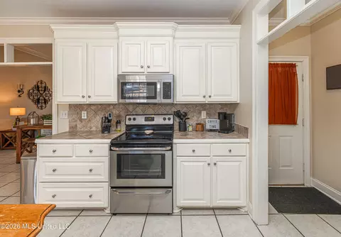 Kitchen - 677 Parker Pl, Brandon, MS 39042 photo 5 of 6