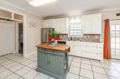 Kitchen - 677 Parker Pl, Brandon, MS 39042 photo 2 of 6