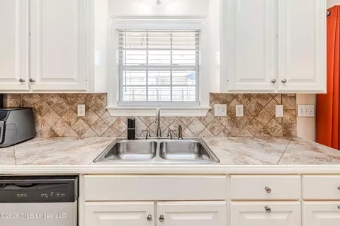 Kitchen - 677 Parker Pl, Brandon, MS 39042 photo 4 of 6