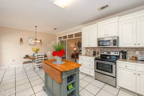 Kitchen - 677 Parker Pl, Brandon, MS 39042 photo 6 of 6
