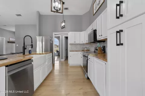 Kitchen - 6 E Deerwood Dr, Perkinston, MS 39573 photo 2 of 4