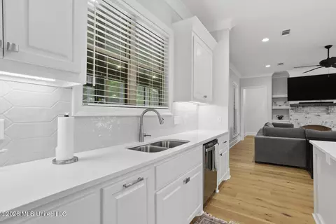 Kitchen - 154 Fallen Oak Dr, Brandon, MS 39047 photo 2 of 4