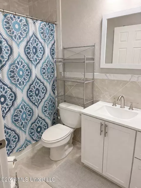 Bath - 3912 Juniper St, Moss Point, MS 39563 photo 1 of 4