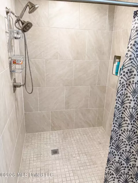 Bath - 3912 Juniper St, Moss Point, MS 39563 photo 3 of 4