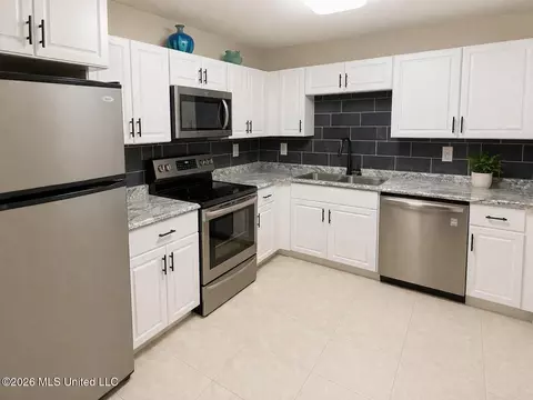 3912 Juniper St, Moss Point, MS 39563