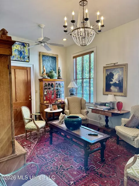Living - 606 State St, Natchez, MS 39120 photo 4 of 5
