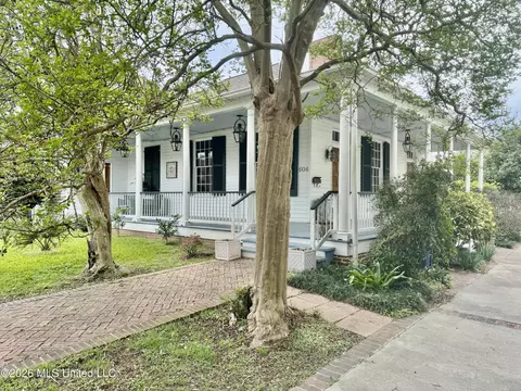 Exterior - 606 State St, Natchez, MS 39120 photo 3 of 15