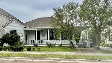 Exterior - 606 State St, Natchez, MS 39120 photo 2 of 15