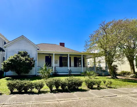 Exterior - 606 State St, Natchez, MS 39120 photo 10 of 15