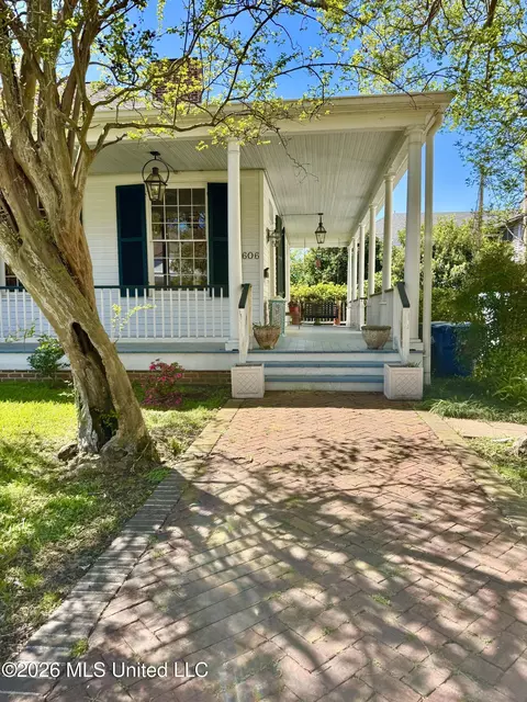 Exterior - 606 State St, Natchez, MS 39120 photo 8 of 15