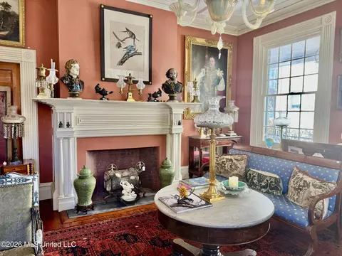 Living - 606 State St, Natchez, MS 39120 photo 2 of 5