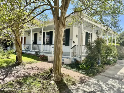 Exterior - 606 State St, Natchez, MS 39120 photo 7 of 15