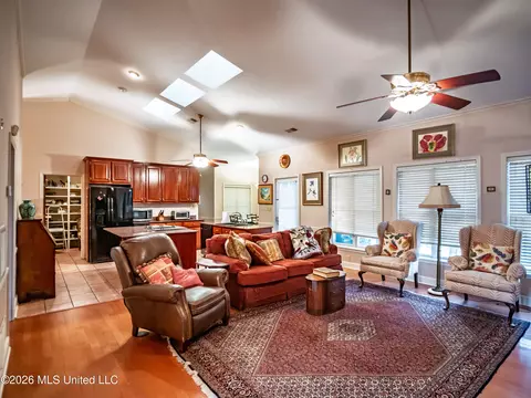 Living - 313 N Main St, Sardis, MS 38666 photo 2 of 4