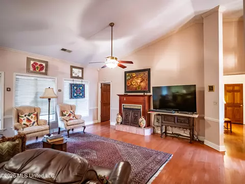 Living - 313 N Main St, Sardis, MS 38666 photo 1 of 4