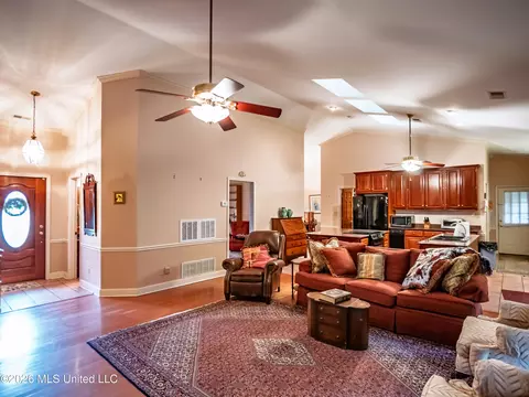 Living - 313 N Main St, Sardis, MS 38666 photo 3 of 4