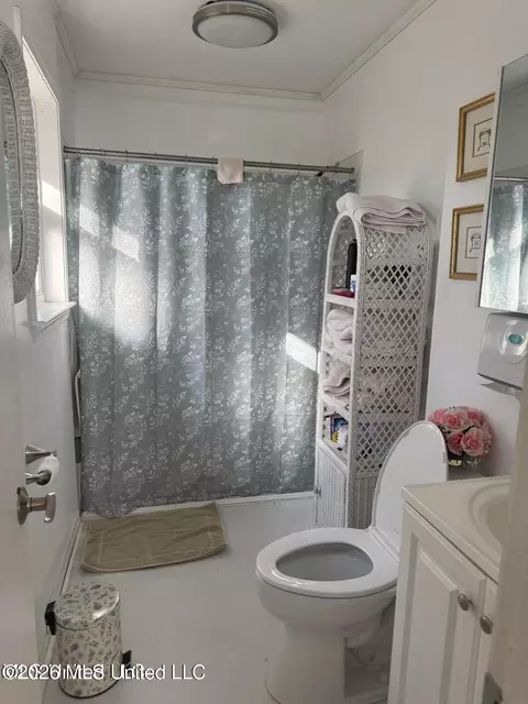 Bath - 916 E College Ave, Wiggins, MS 39577 photo 1 of 1