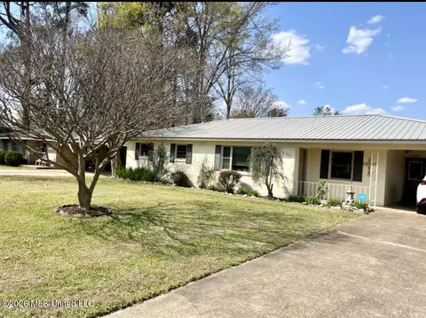 213 Georgia St, Batesville, MS 38606