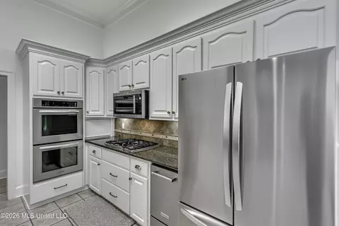 Kitchen - 302 Sarah Cv, Brandon, MS 39047 photo 2 of 5