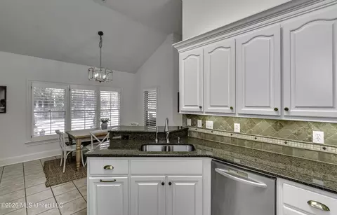 Kitchen - 302 Sarah Cv, Brandon, MS 39047 photo 3 of 5