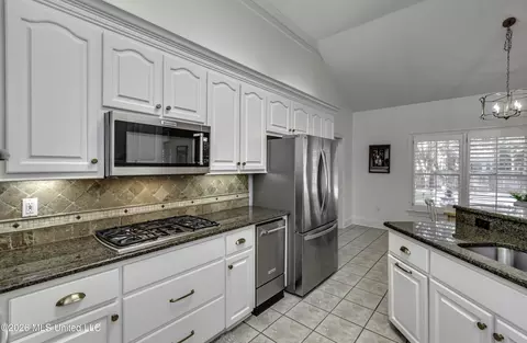 Kitchen - 302 Sarah Cv, Brandon, MS 39047 photo 4 of 5