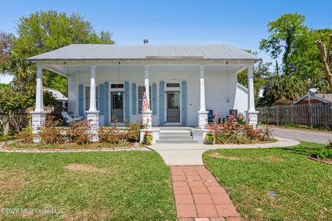 405 Carroll Ave, Bay Saint Louis, MS 39520
