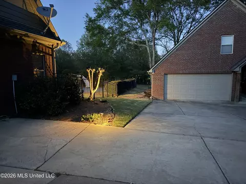 Exterior - 1290 S Robertson Rd, Hernando, MS 38632 photo 2 of 9