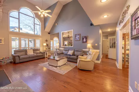 1290 S Robertson Rd, Hernando, MS 38632