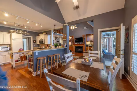 Dining - 1290 S Robertson Rd, Hernando, MS 38632 photo 2 of 2