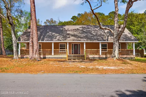 1332 Oak St, Ocean Springs, MS 39564