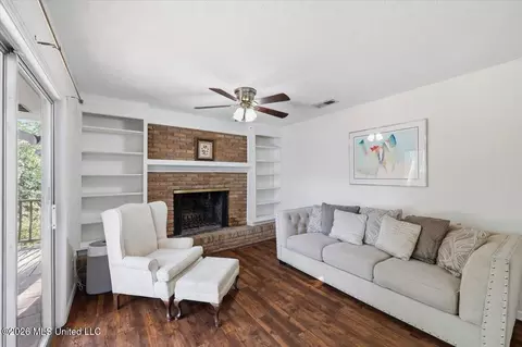 Living - 4626 Hazelwood Dr, Jackson, MS 39211 photo 4 of 4
